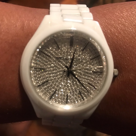 I’m selling a Michael kors watch - Picture 2 of 3